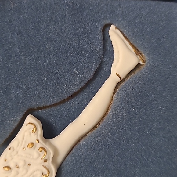 Vintage Wedgwood White Jasper Figure Skater Christmas Ornament in Original Box - Picture 8 of 16